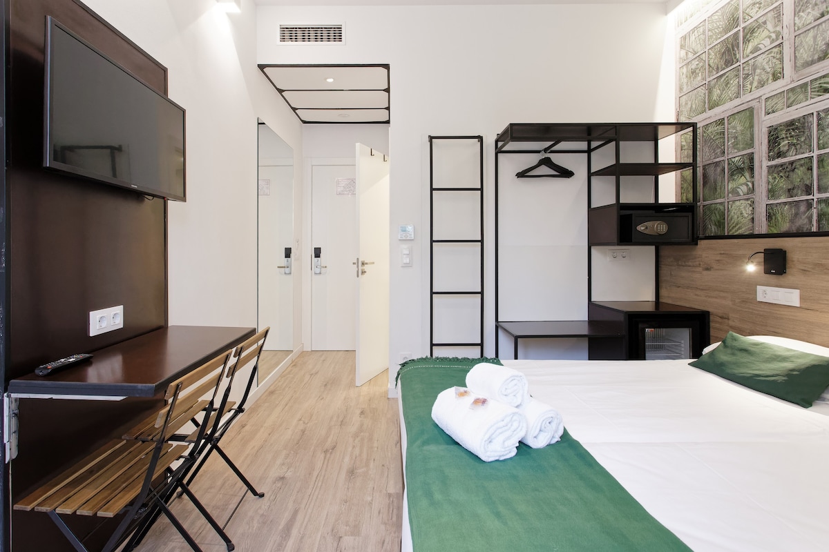 Double room with balcony in the Barcelona center