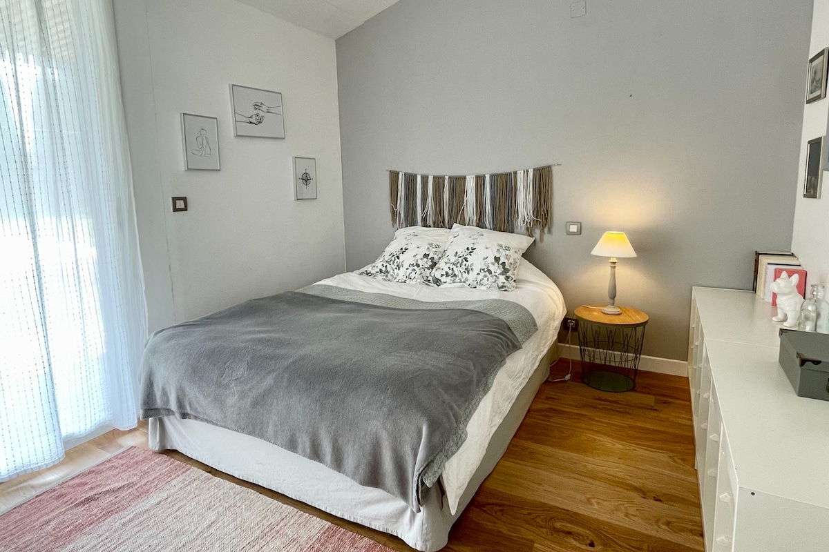 Chambre privée dans maison moderne avec piscine