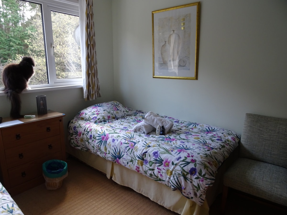 Twin Bedroom, free parking at St.Joseph, Cornwall.