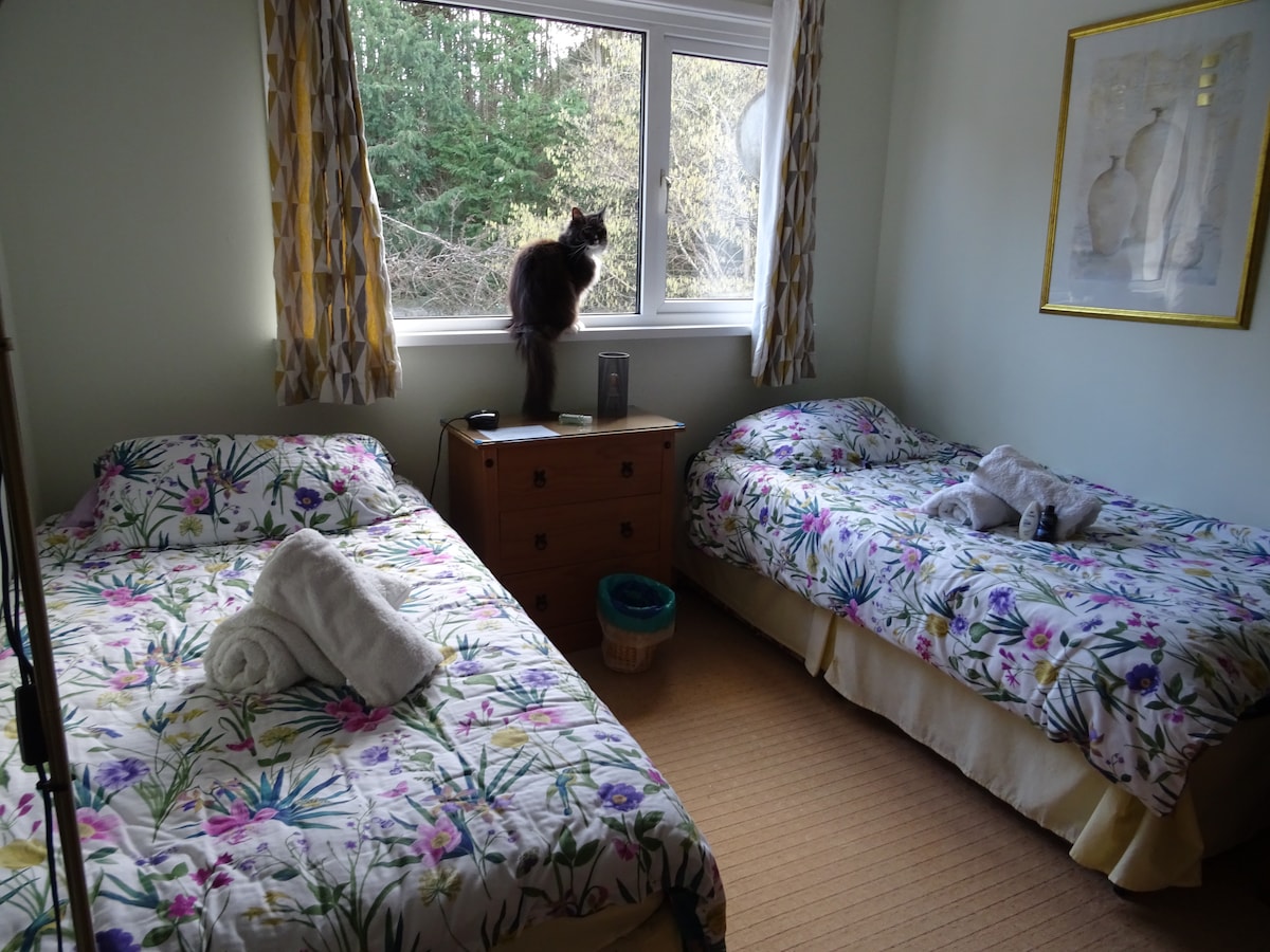 Twin Bedroom, free parking at St.Joseph, Cornwall.