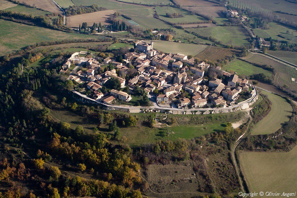 In the center of Lussan village  (15mnUzès)