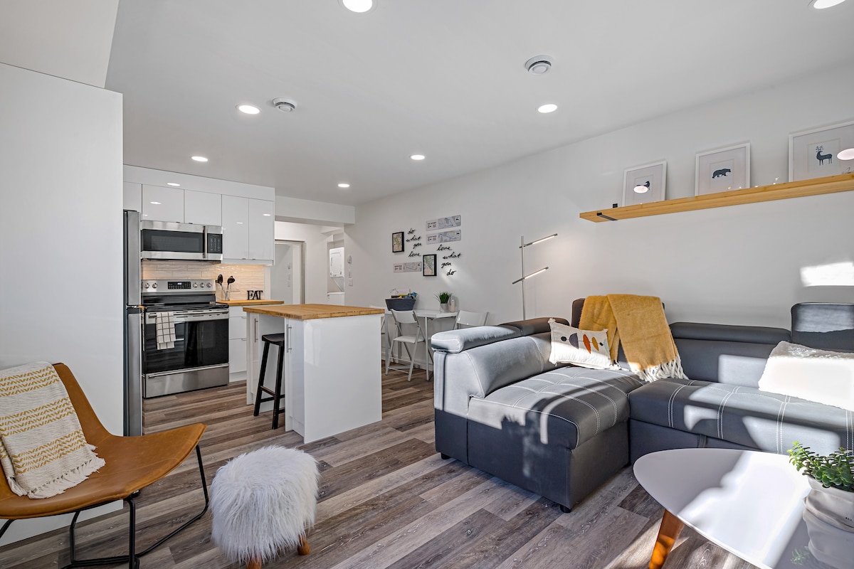 River's Bend Retreat - Modern, Clean, Bright 1BR