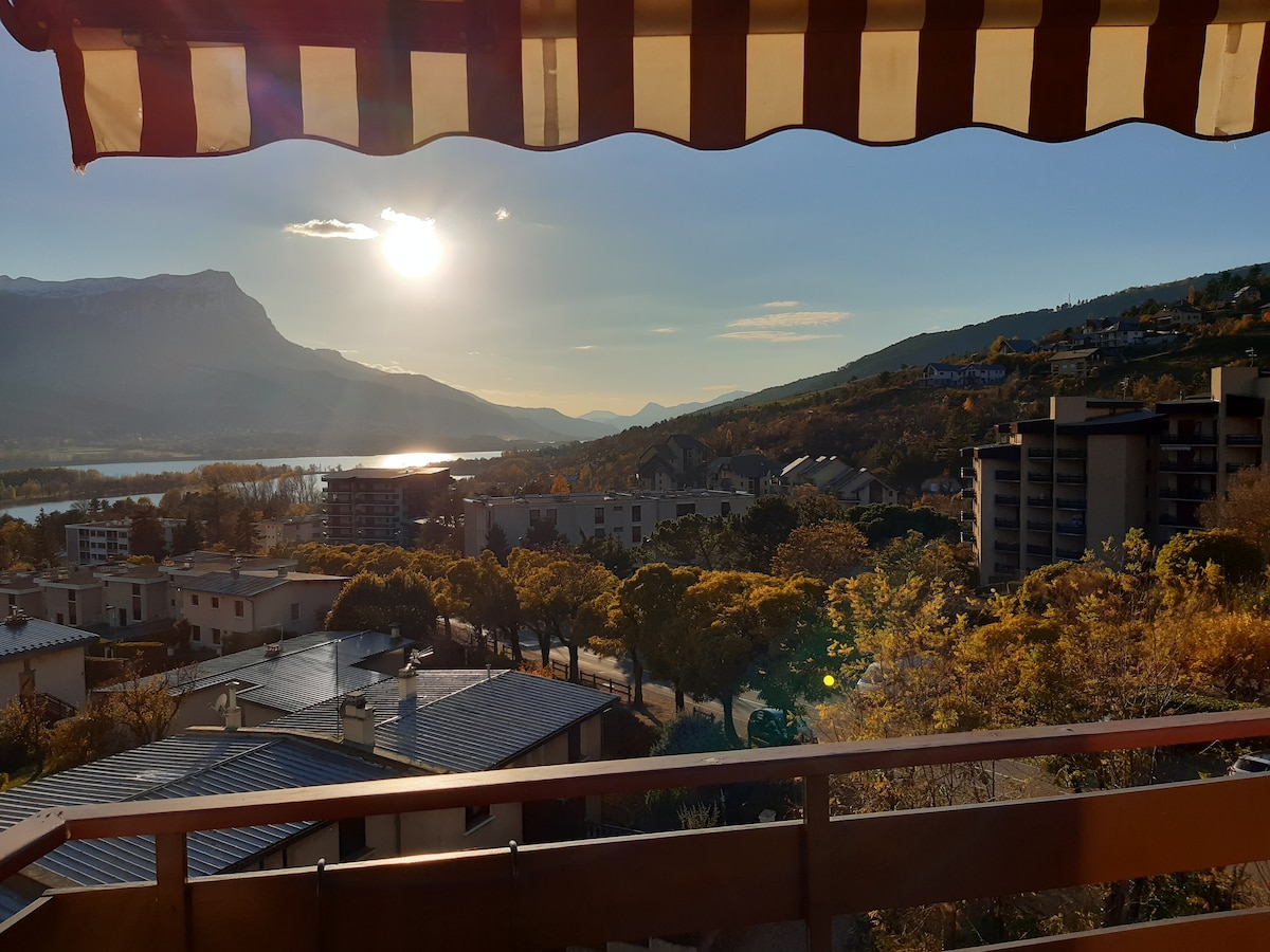 明亮的公寓，湖景和山脉