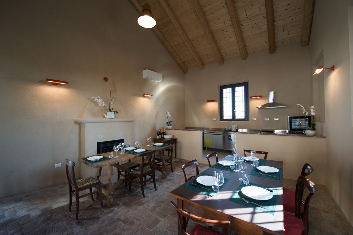 Antico Cascinale con B&B immerso nella campagna