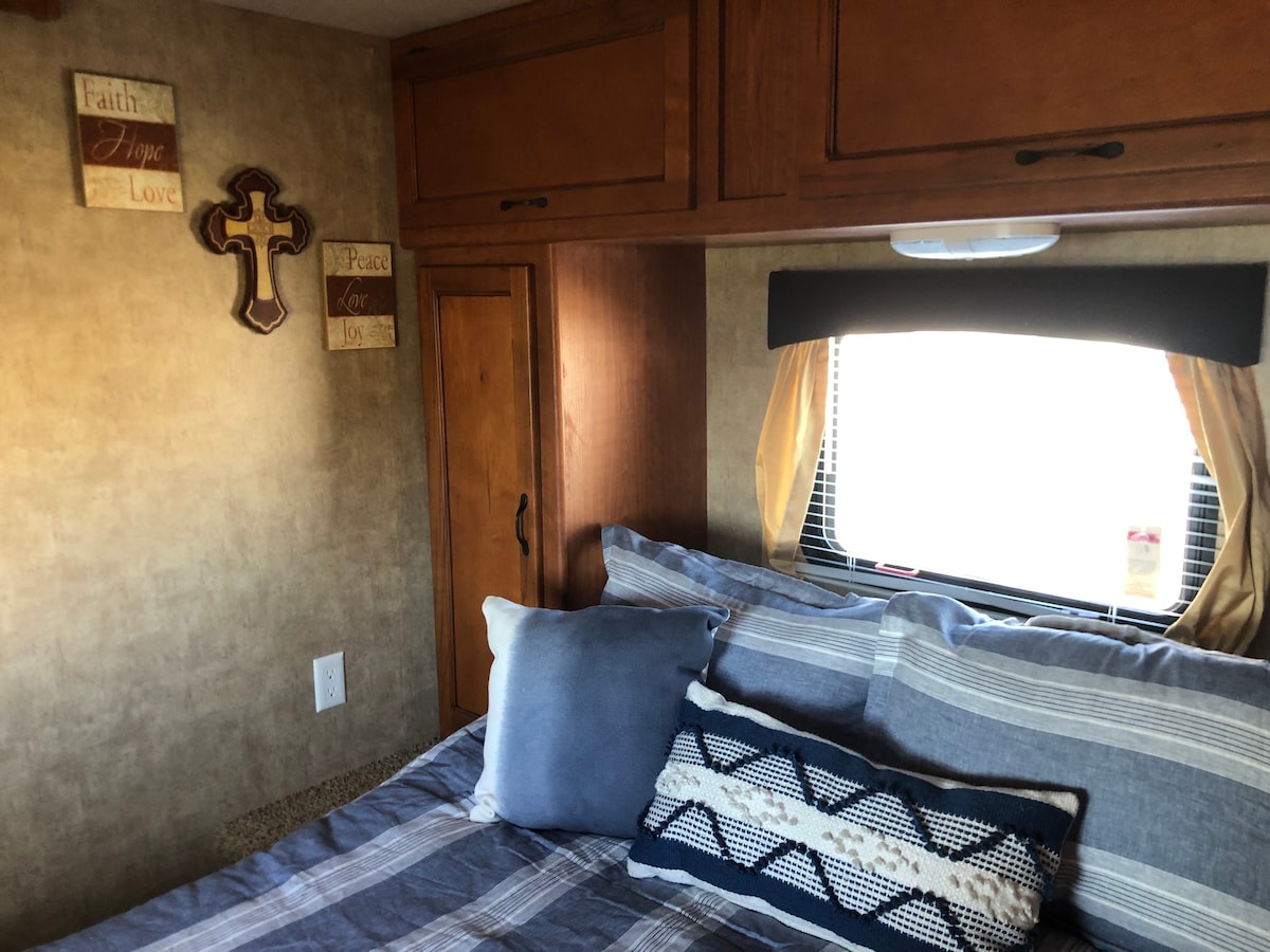 Lakefront escape-two Bedroom RV sleeps 5