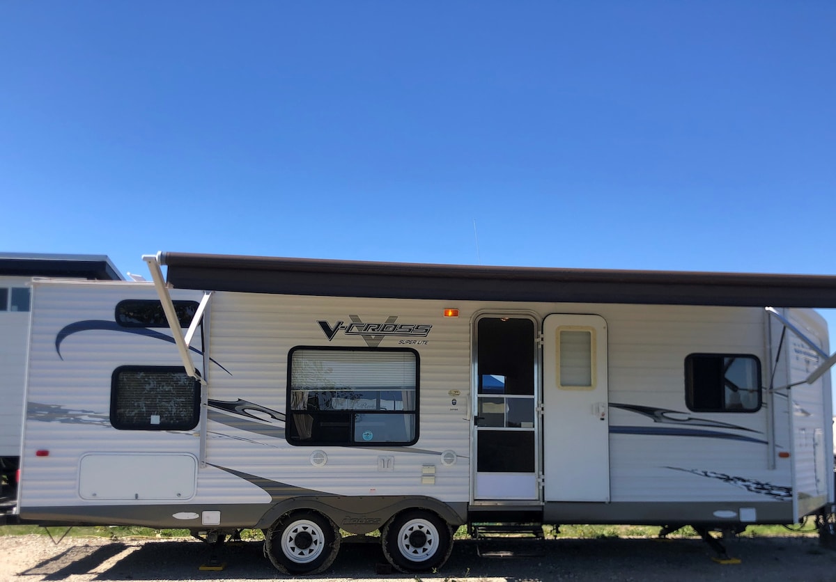 Lakefront escape-two Bedroom RV sleeps 5