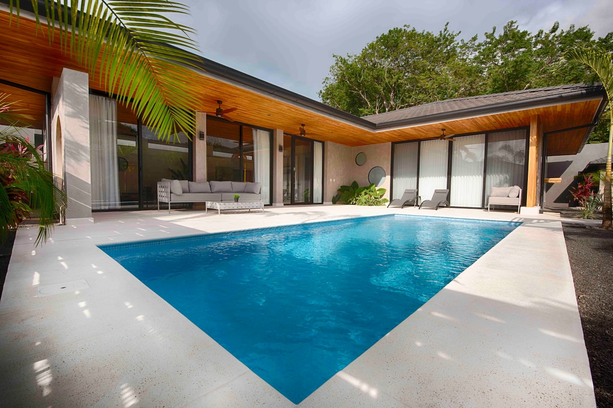 Luxury Villa~Private Pool ~3BDR~Walk to beach