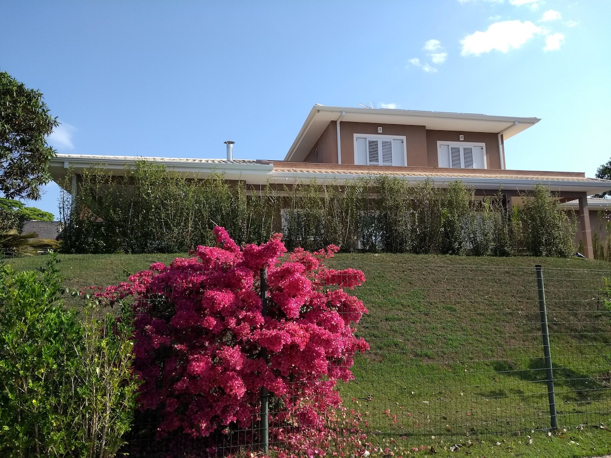 Casa de campo maravilhosa com piscina e jardim