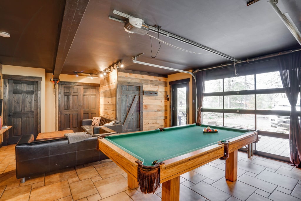 Industrial Loft 1 | Hot Tub | Pool Table | Lake