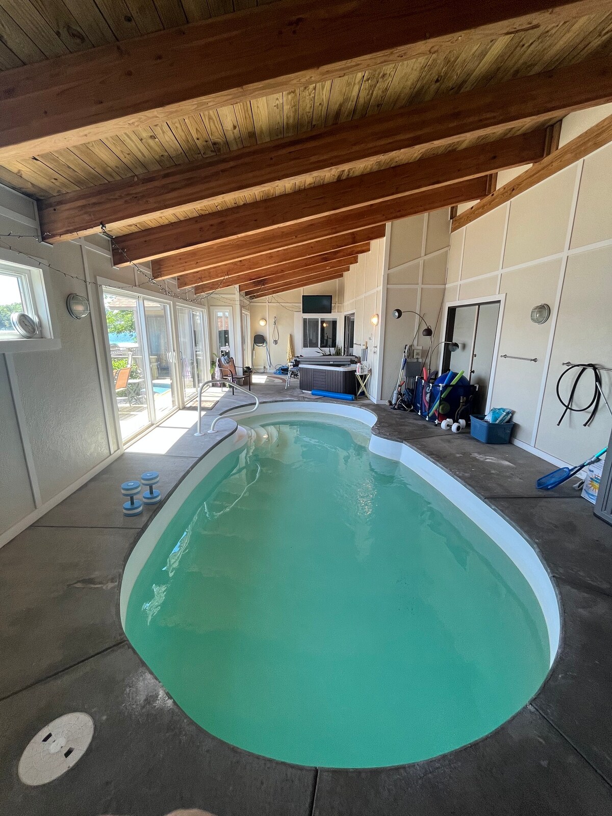 Lake Getaway Indoor Heated Pool Spartan Room