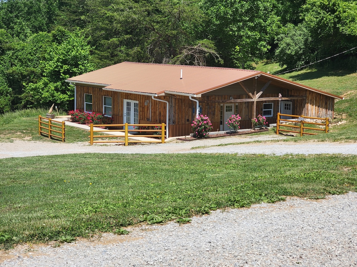 Norris Lake Cabin w pond, lake views and access