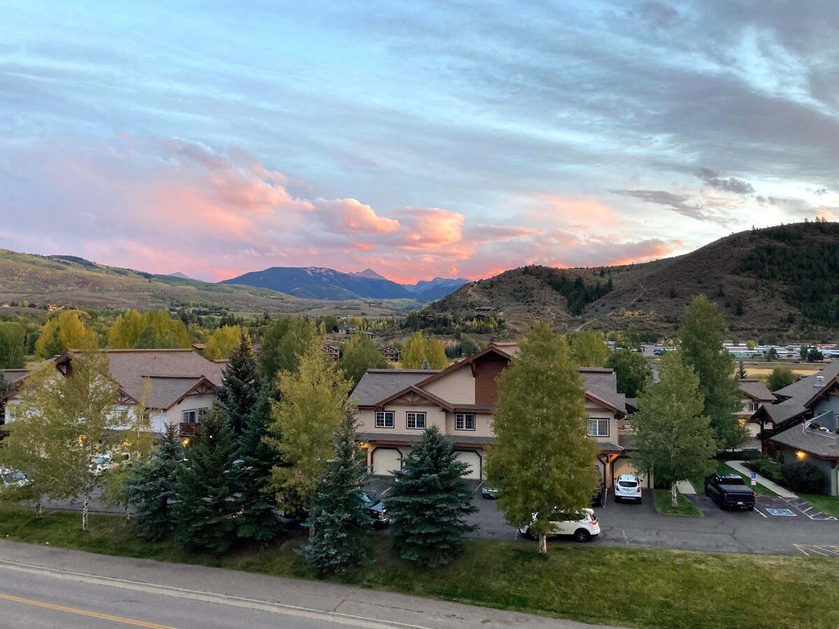 Cheerful Condo w/ Hot Tub, 15min to Beaver Creek