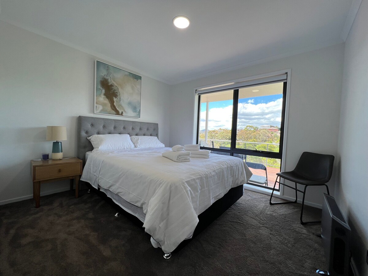 Harbor and city view in Sandy bay with home Cinema