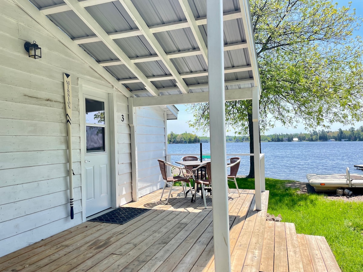 Bobcaygeon Resort - Cottage #3 Mission (Sleeps 6)