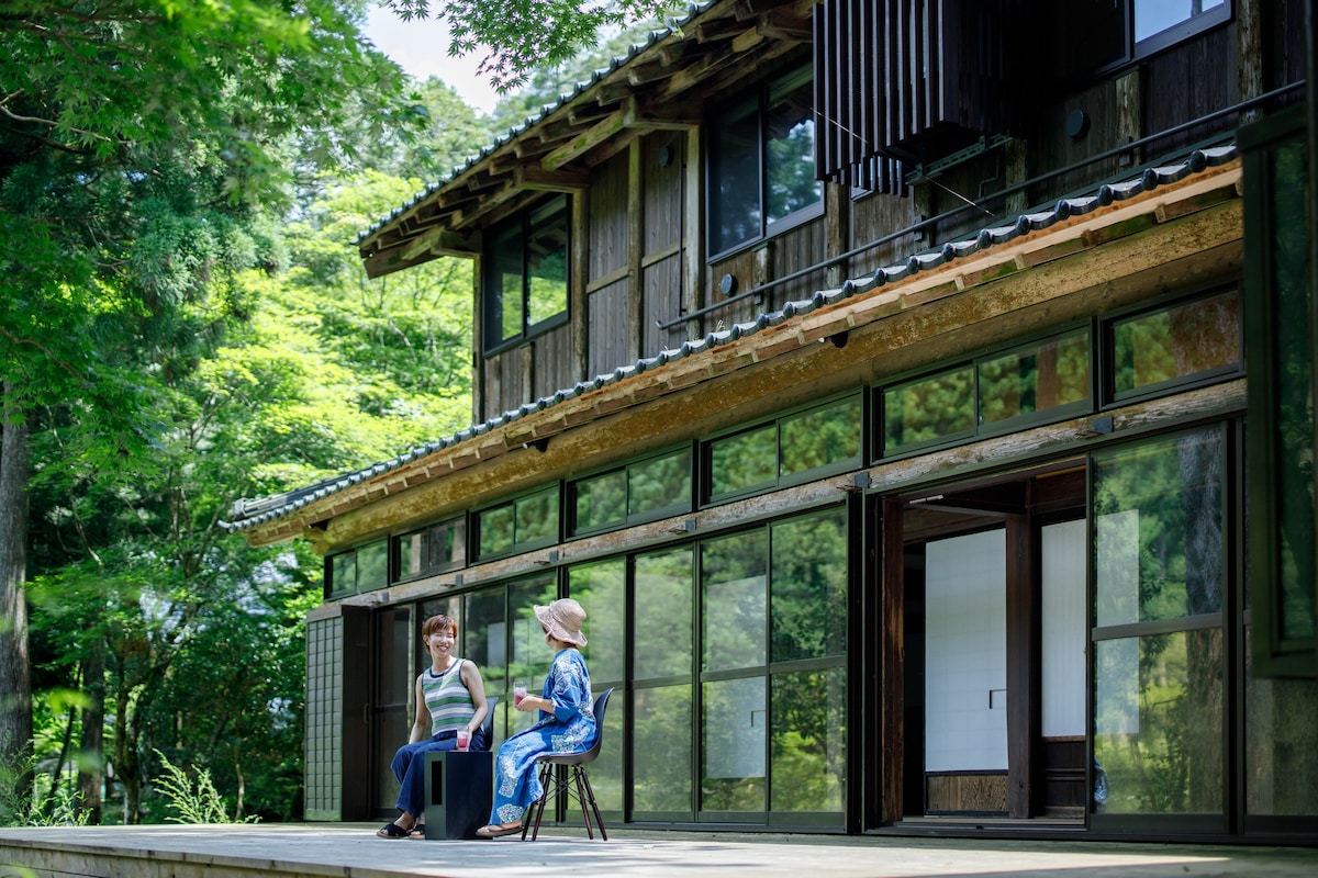 位于Osugitani河畔的壁炉住宿