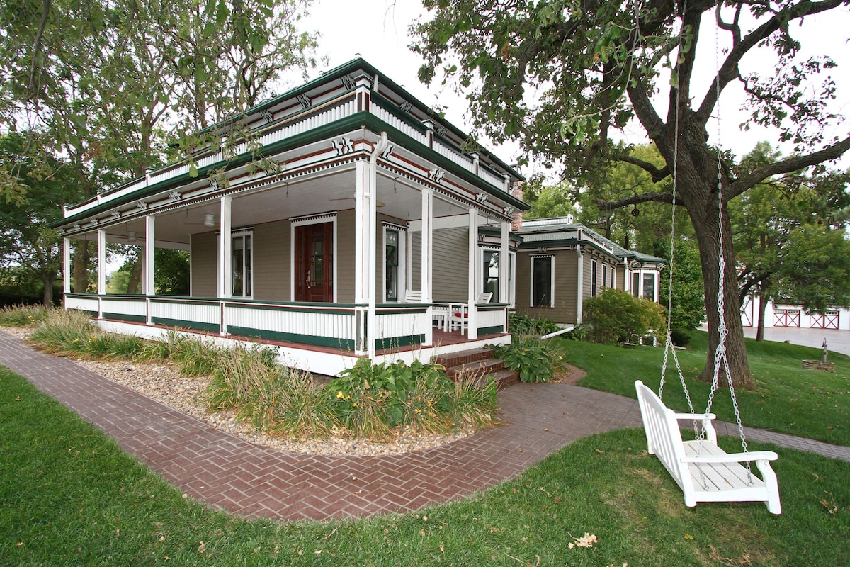 Renovated 7-bed acreage next to Wagon Train Lake