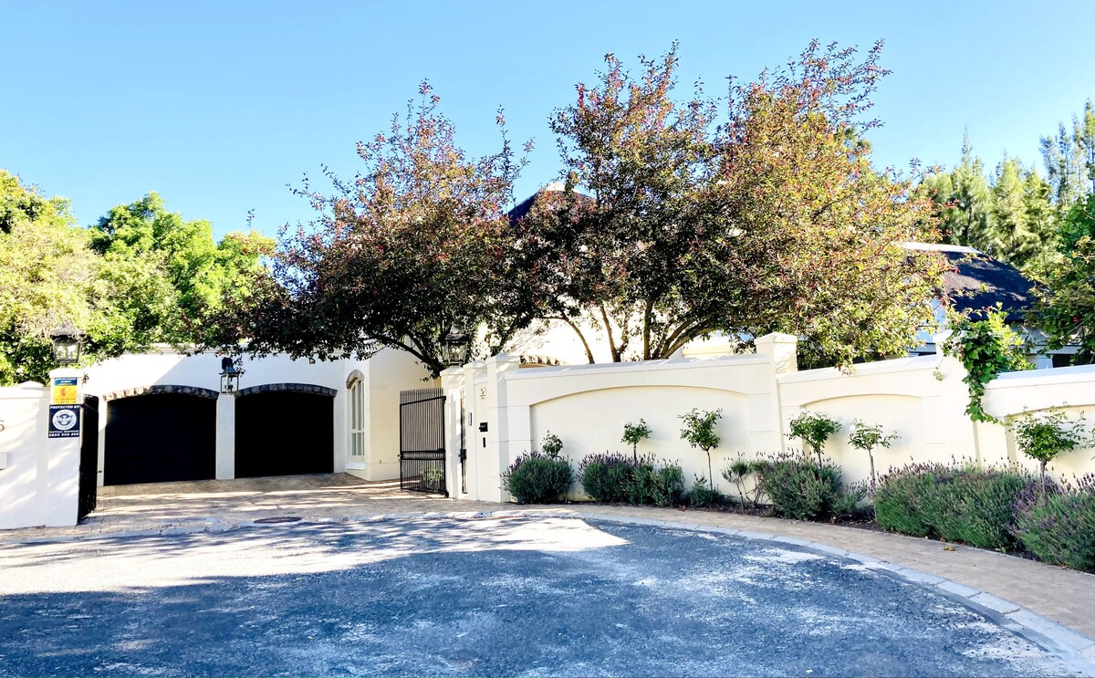 Beautiful thatched home in idyllic Franschhoek