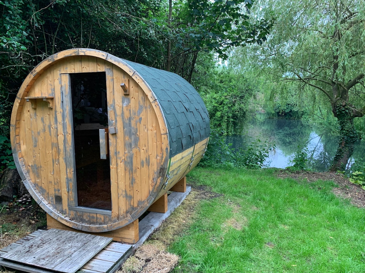 Damsel Shepherds Hut with hot tub, sauna and bbq