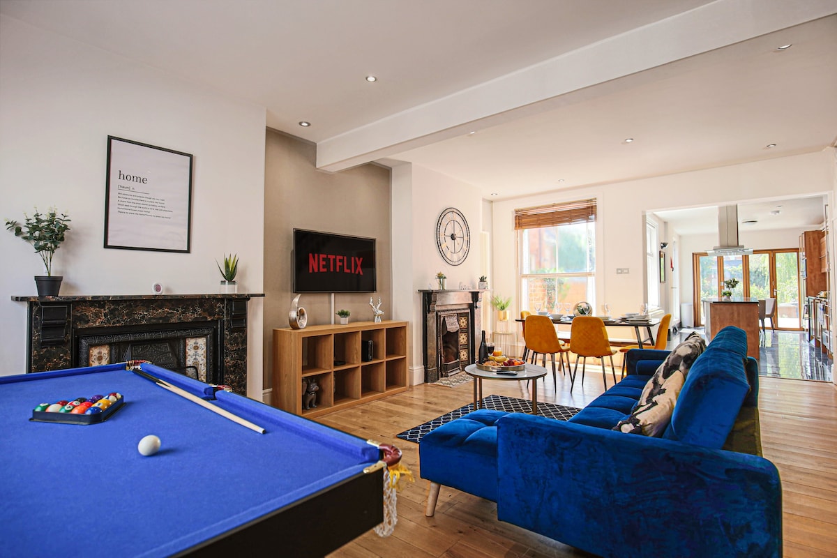 🌟Central House w/ Pool Table, Smart TV & Parking🌟