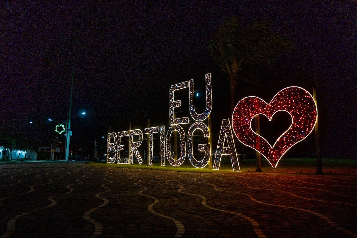 Lindo apto Bertioga_Praticamente pé na areia_Novo!