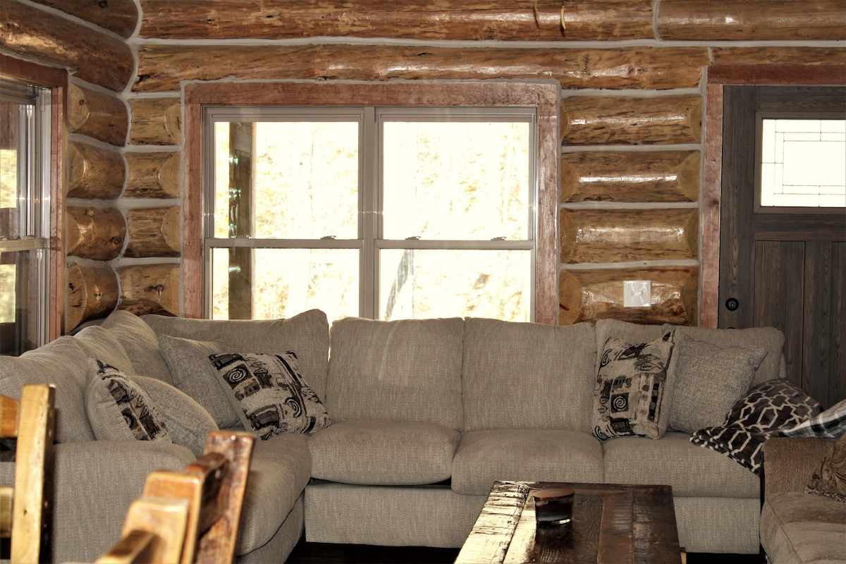 Cozy Private Log Home near the TN River