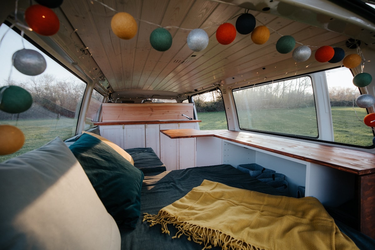 带热水浴缸的舒适露营车/巴士或印第安帐篷