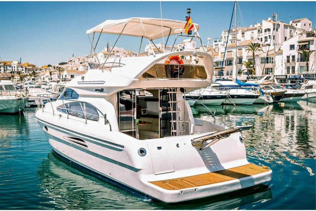 Boat accommodation & charter in Puerto Banús