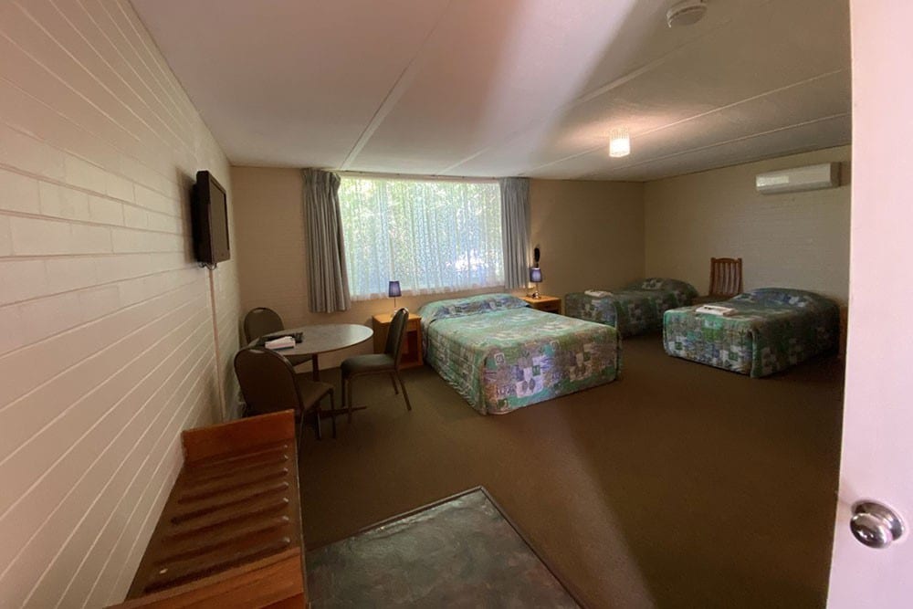 宽敞的家庭客房，配备1张标准双人床和3张单人床