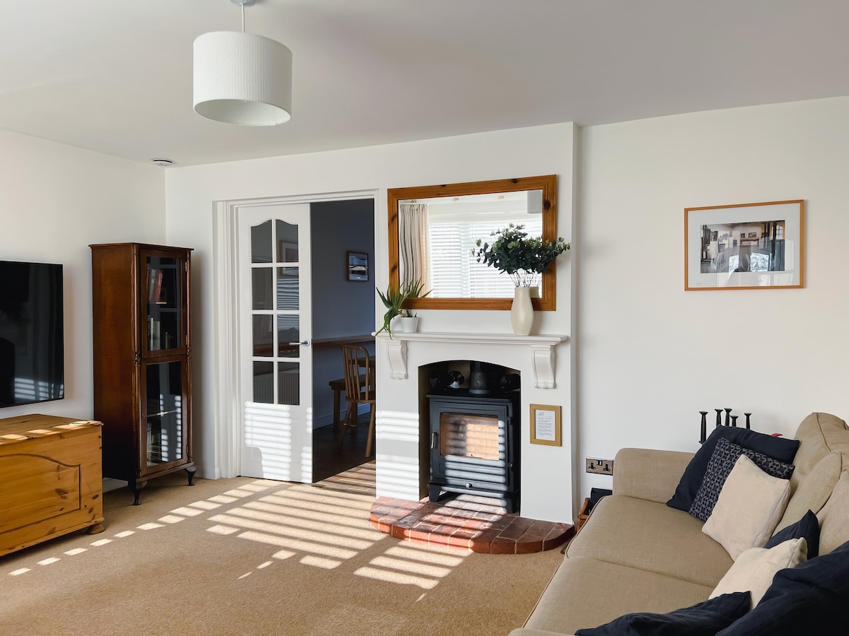 Bright & Cosy ~ Jacuzzi ~  Log Burner ~ King Beds!