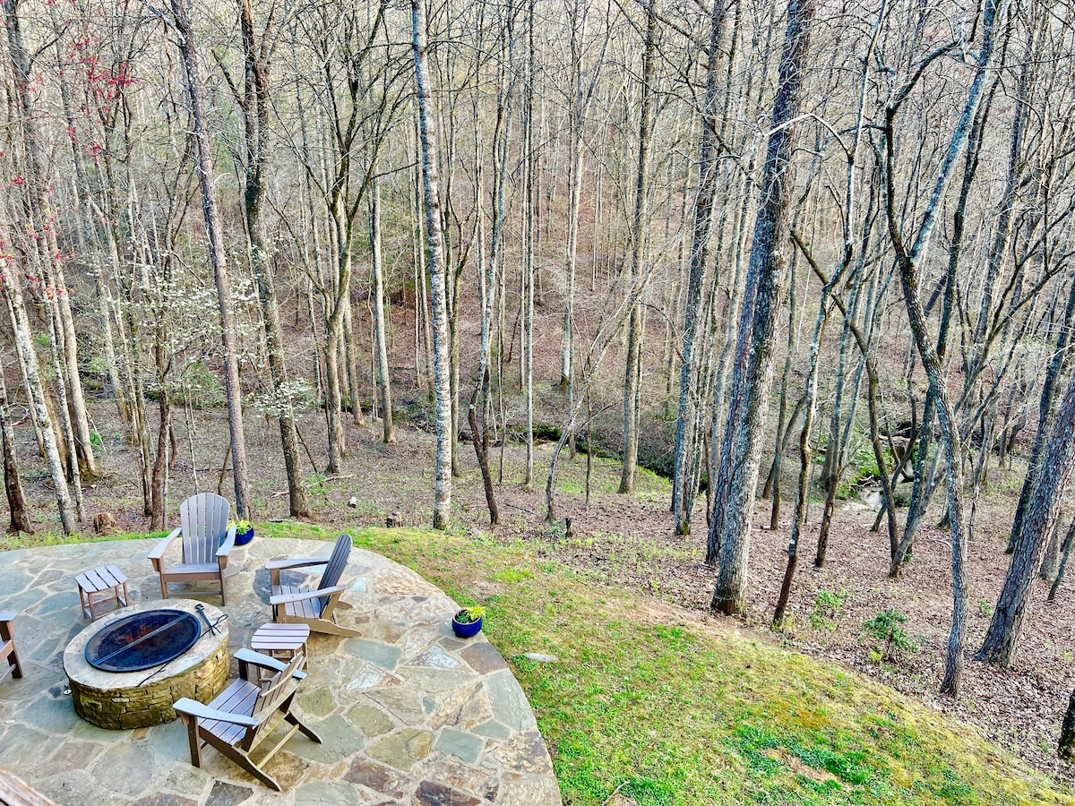 Blackberry Hill: A Dog Friendly Cabin in the Woods