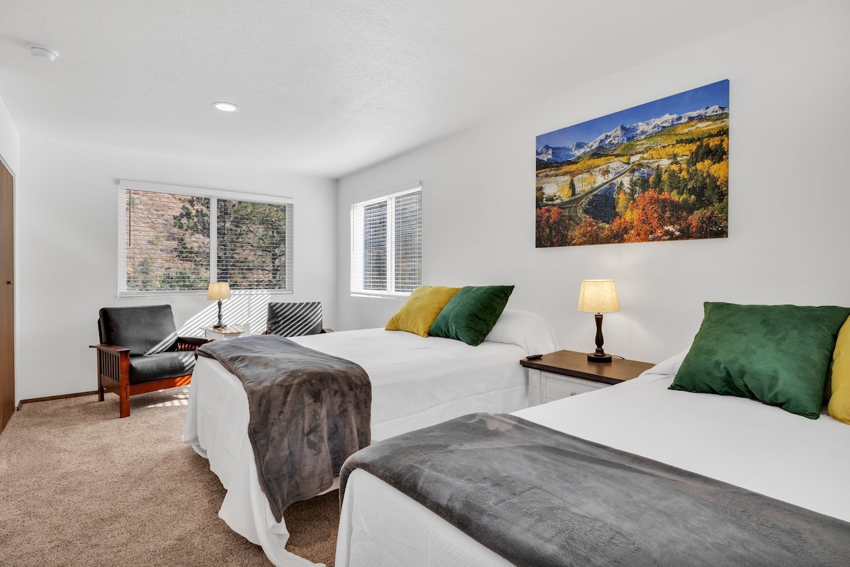 Pet friendly Newly remodeled Mountain get-a-way!