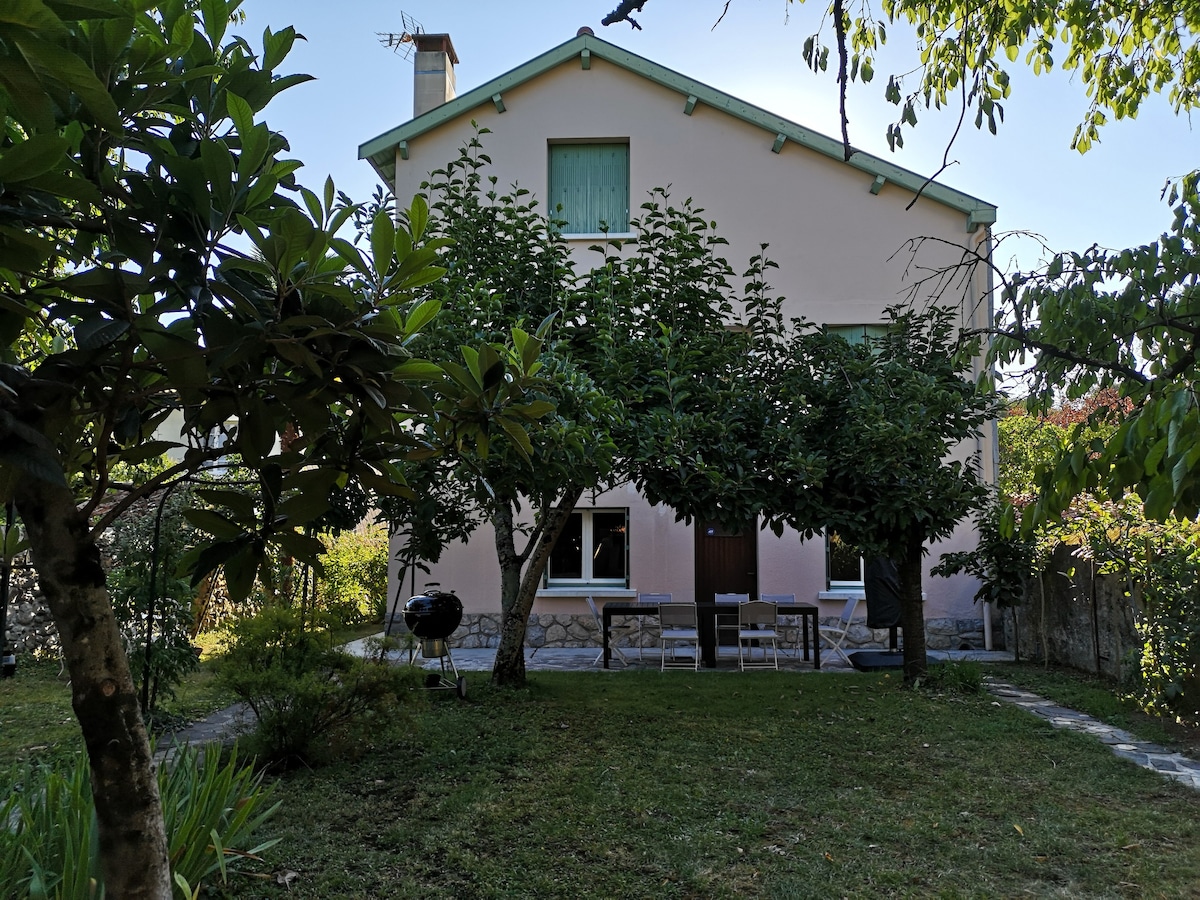 Grande maison centre-ville avec jardin (6 pers)