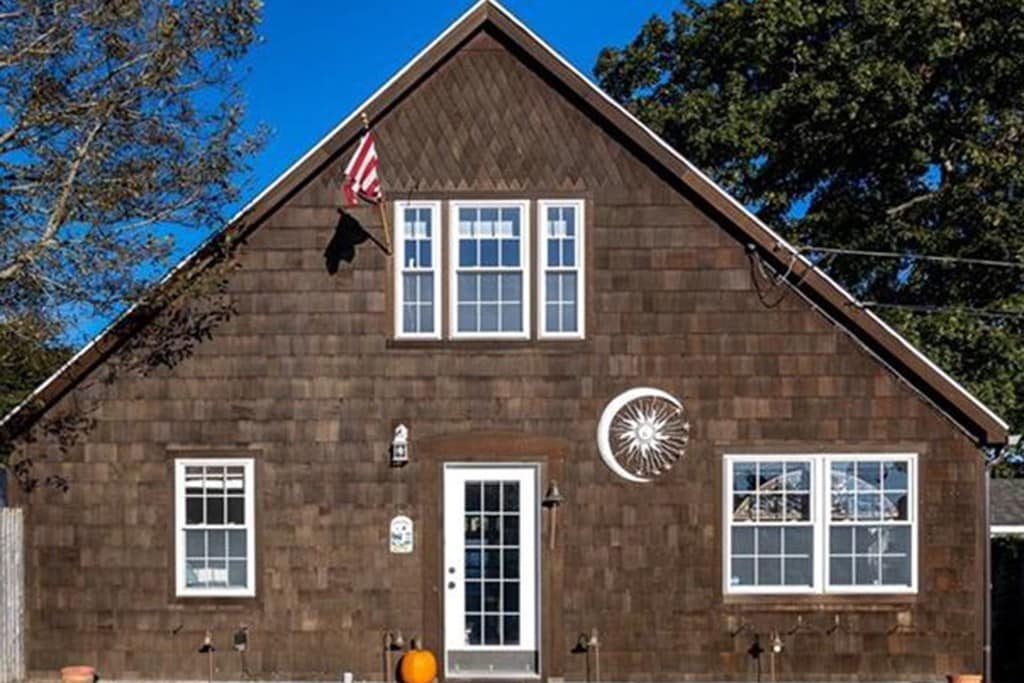 Driftwood Cottage, steps from Saybrook Point Inn