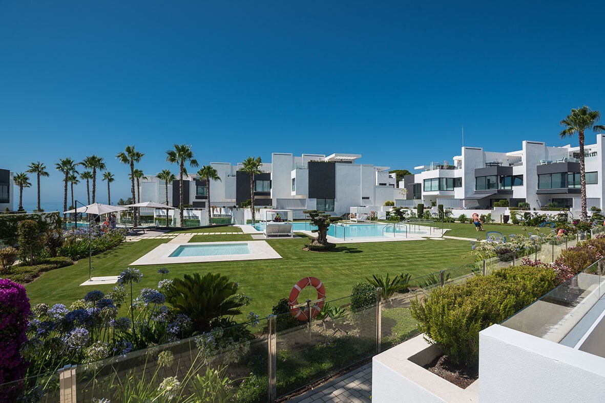 Modern house on the beach walk - luxury amenities