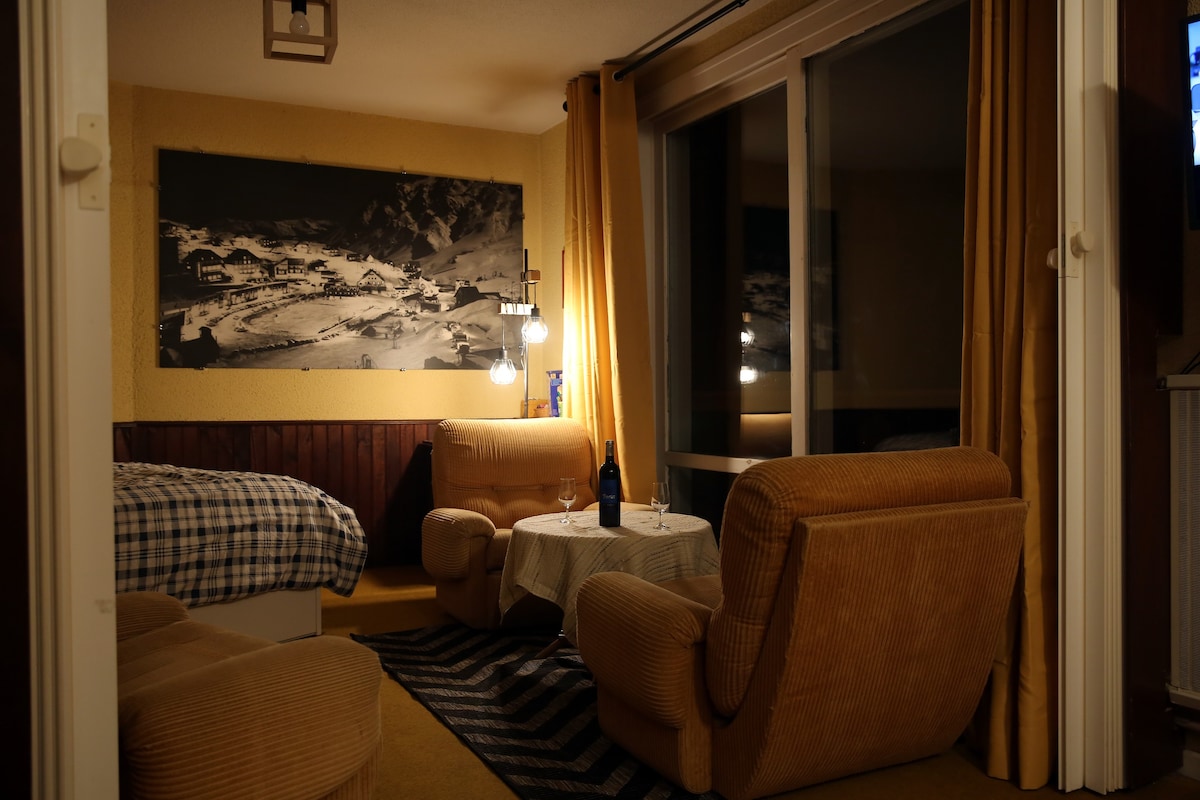 宽敞舒适的公寓，可欣赏全景床上用品