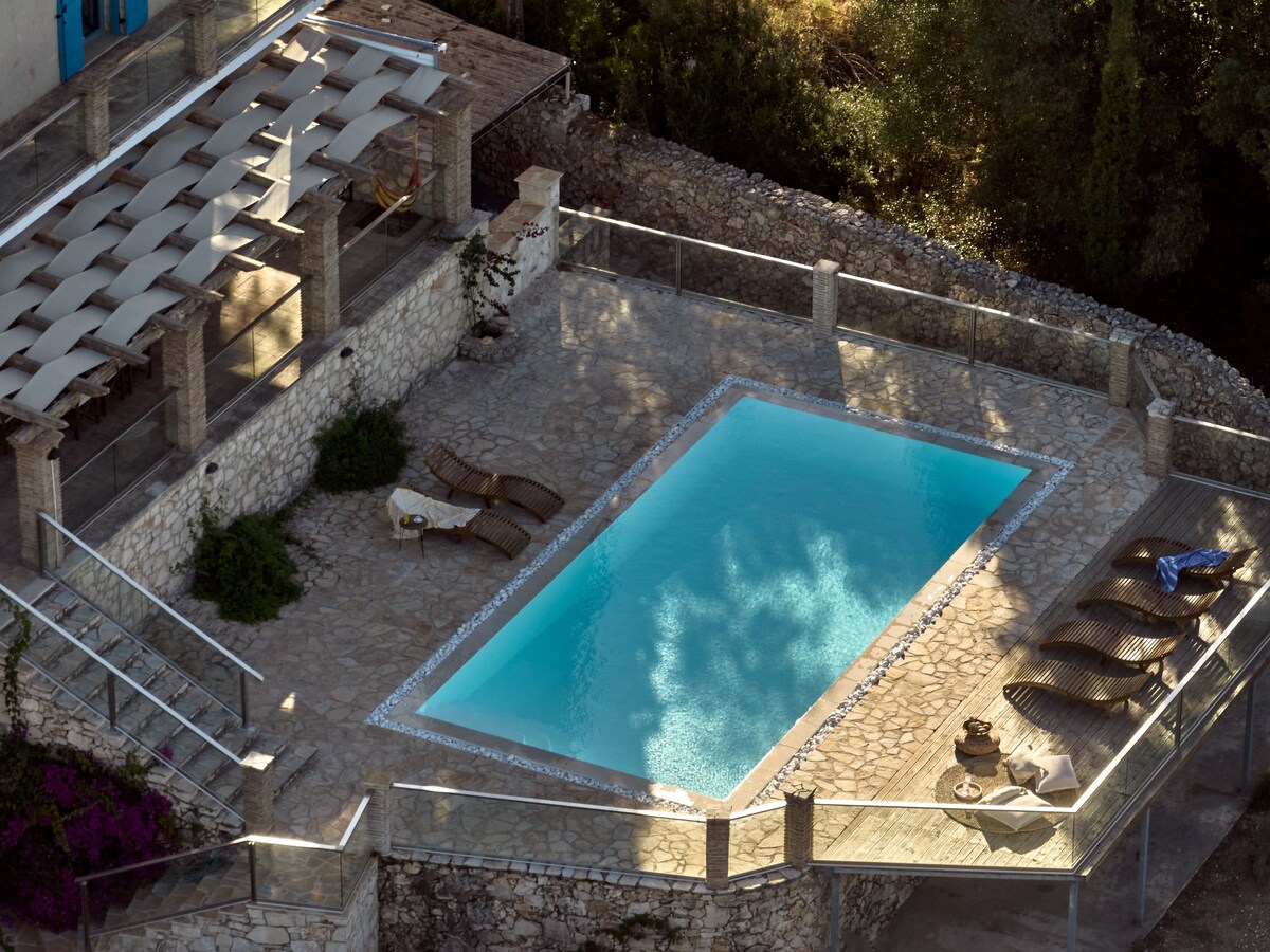 带泳池和海景的令人惊叹的石质别墅