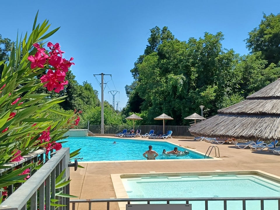 T3 avec jardin et piscine en bord de plage.