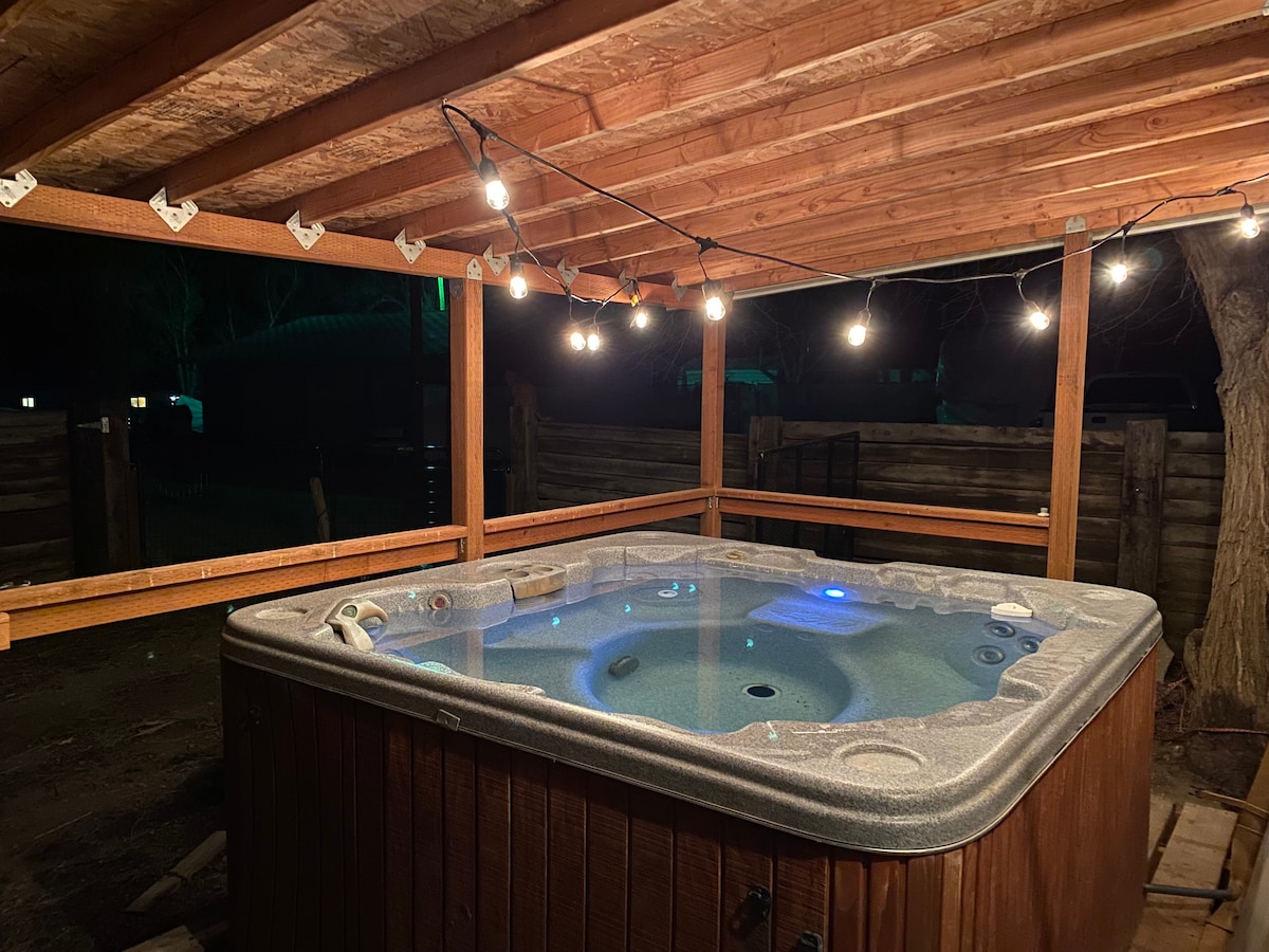 Cheerful private 4 bedroom lodge with hot tub