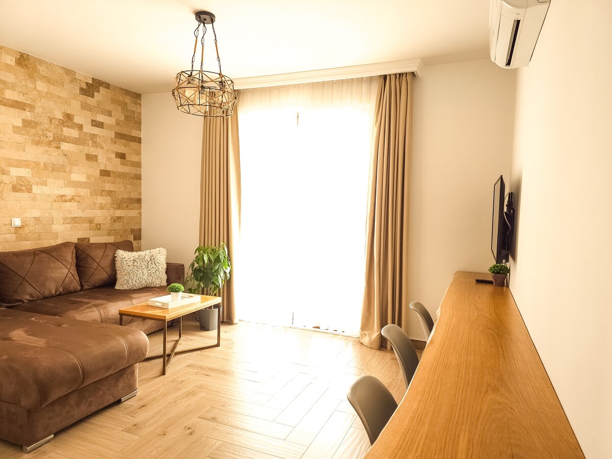 1-Bedroom Serviced Apt with Parking/Housekeeping