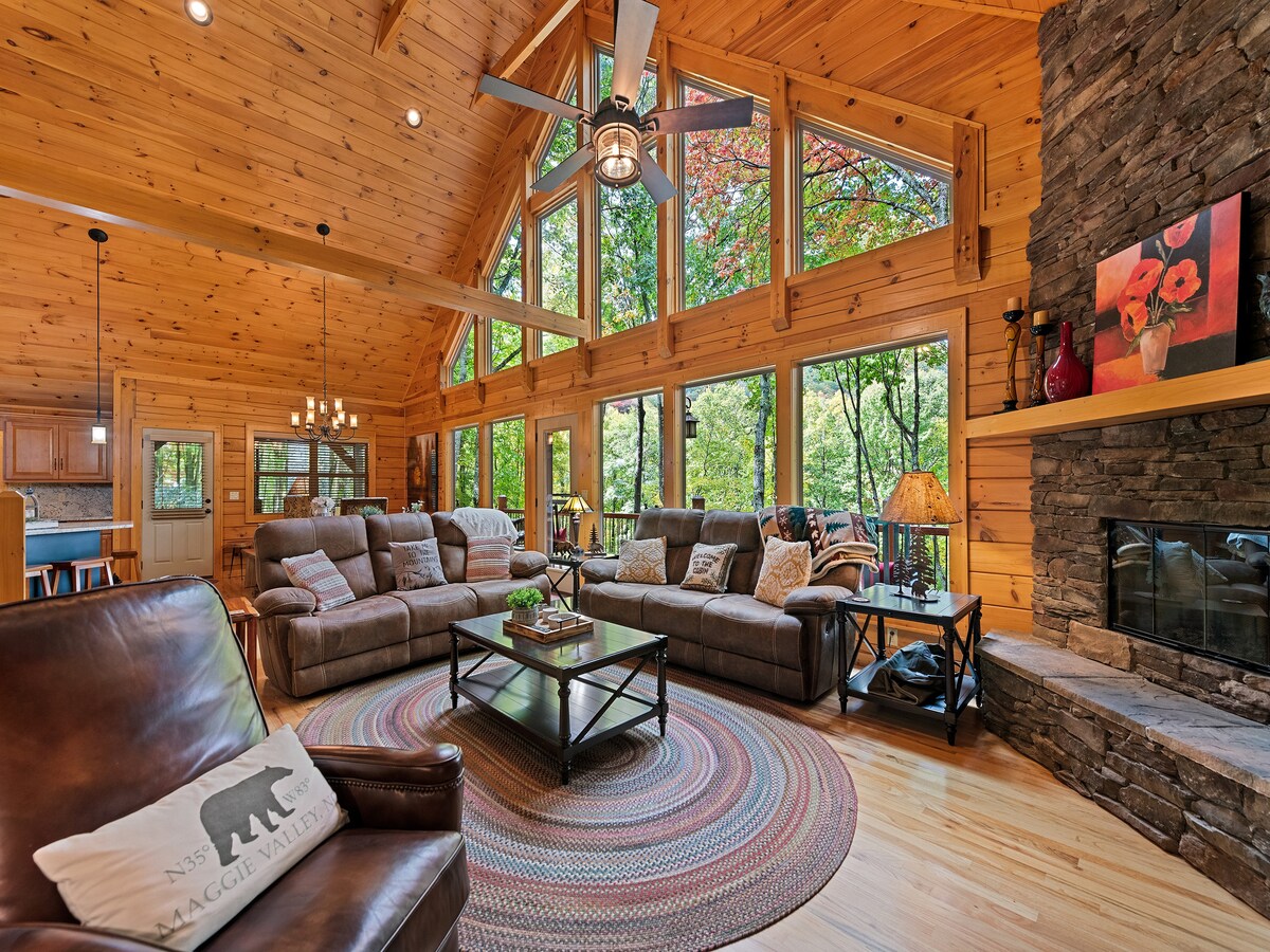 Enclosed deck with TV & Hot-Tub! Sleeps 12, 8 beds