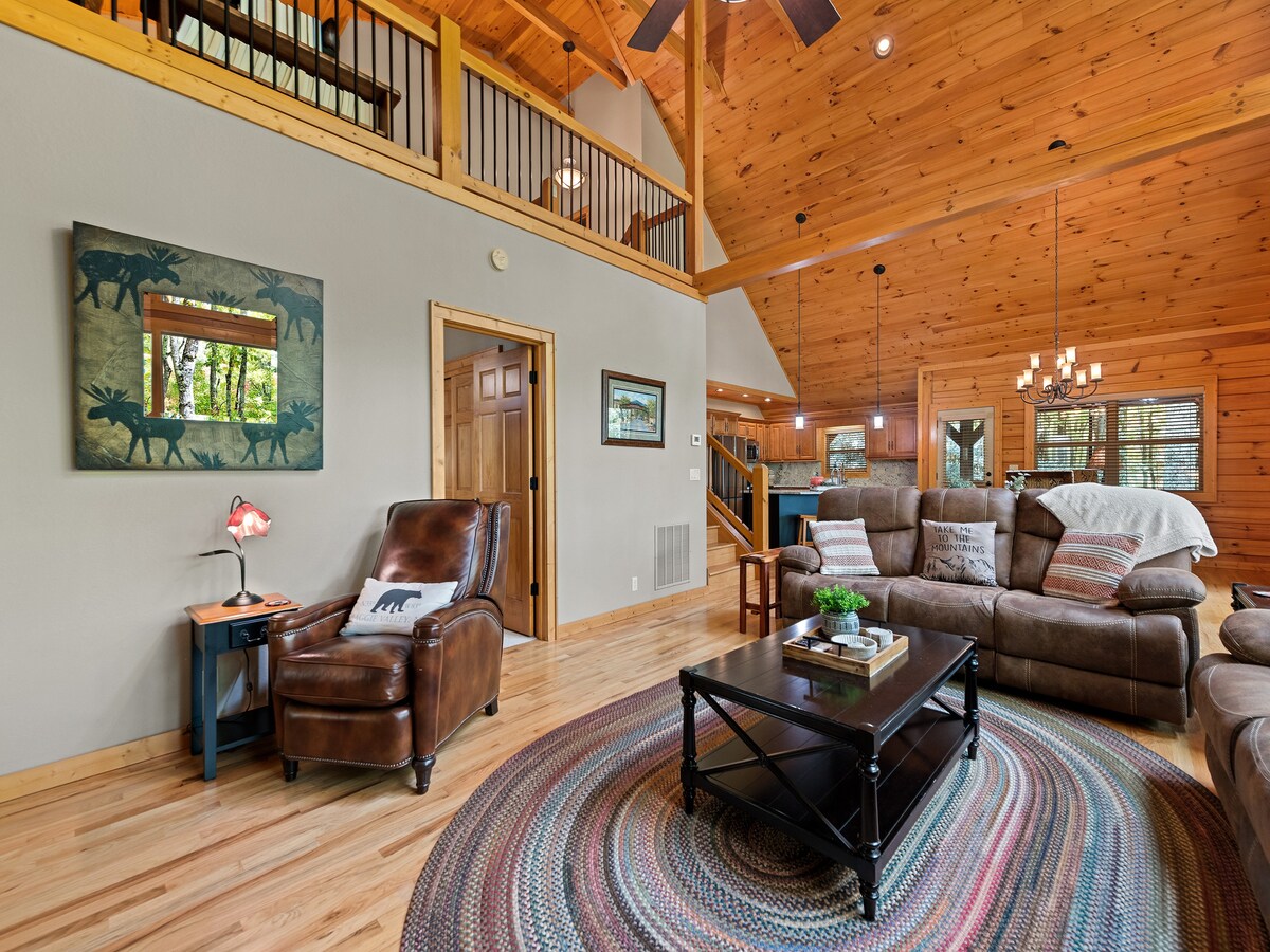 Enclosed deck with TV & Hot-Tub! Sleeps 12, 8 beds