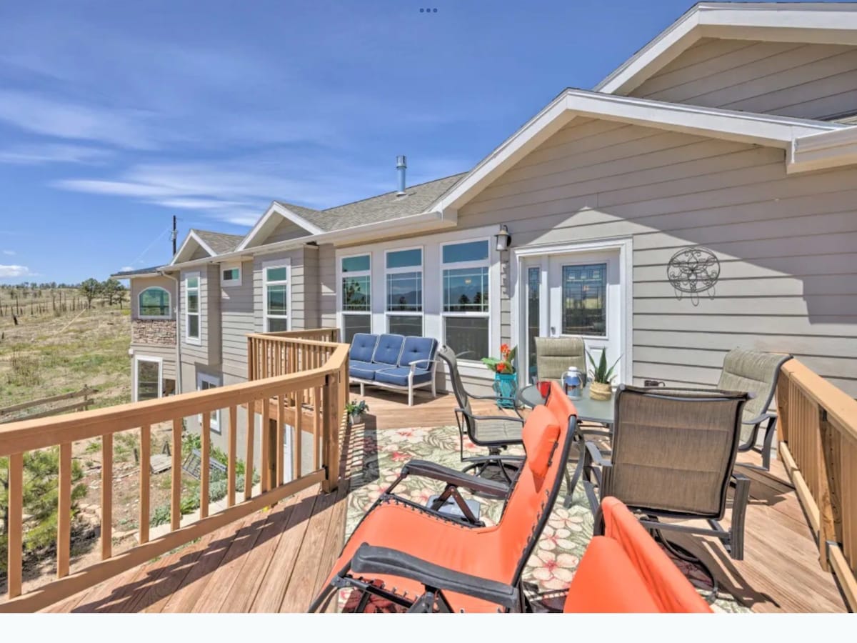 Spacious retreat with Hot Tub and Mountain View’s