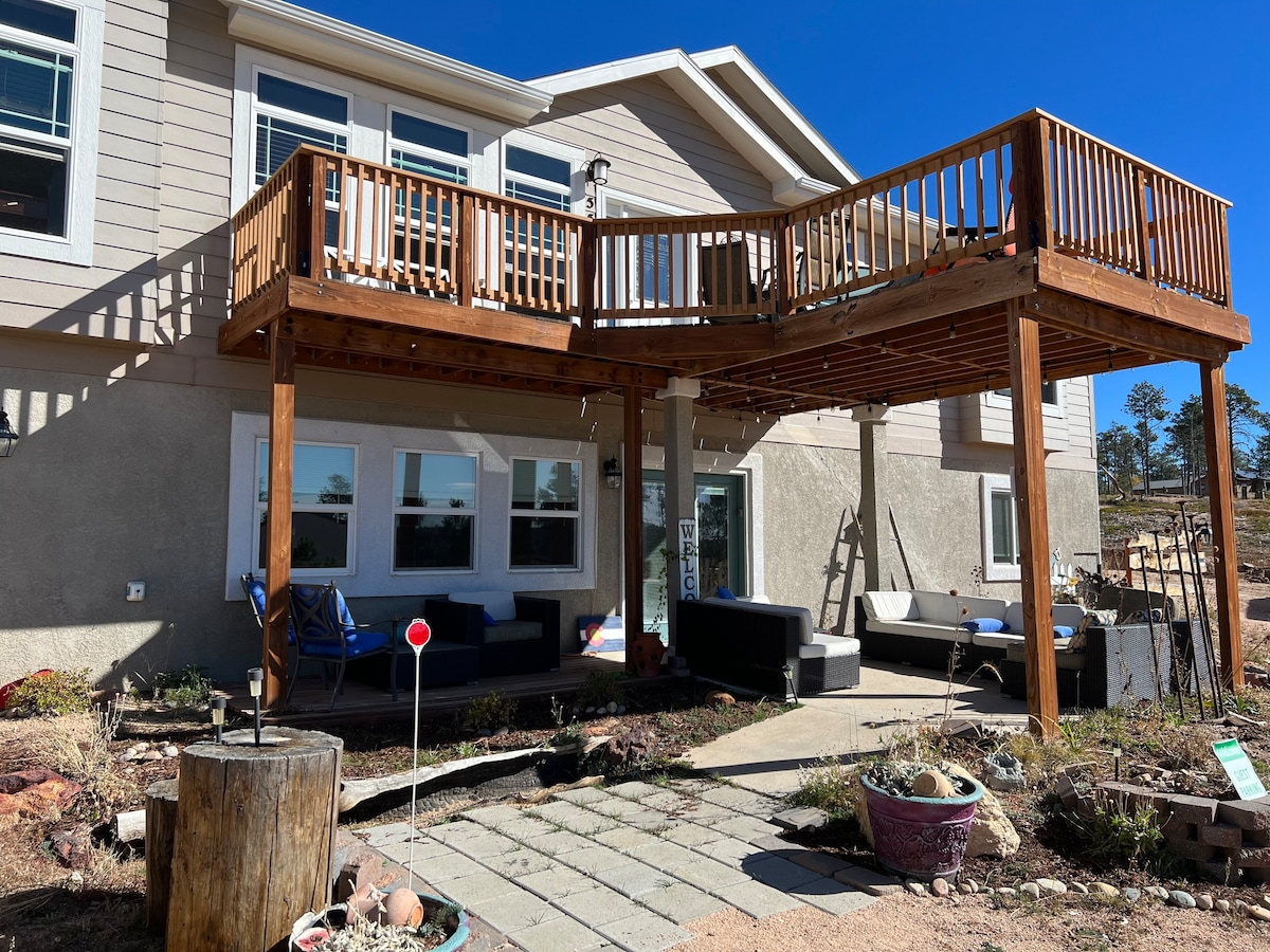 Spacious retreat with Hot Tub and Mountain View’s