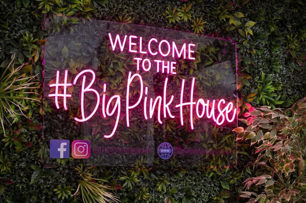 Big Pink House | 15 + |热水浴缸|游戏室