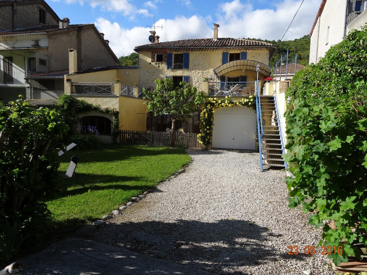 Maison au centre du village pour 8p avec piscine