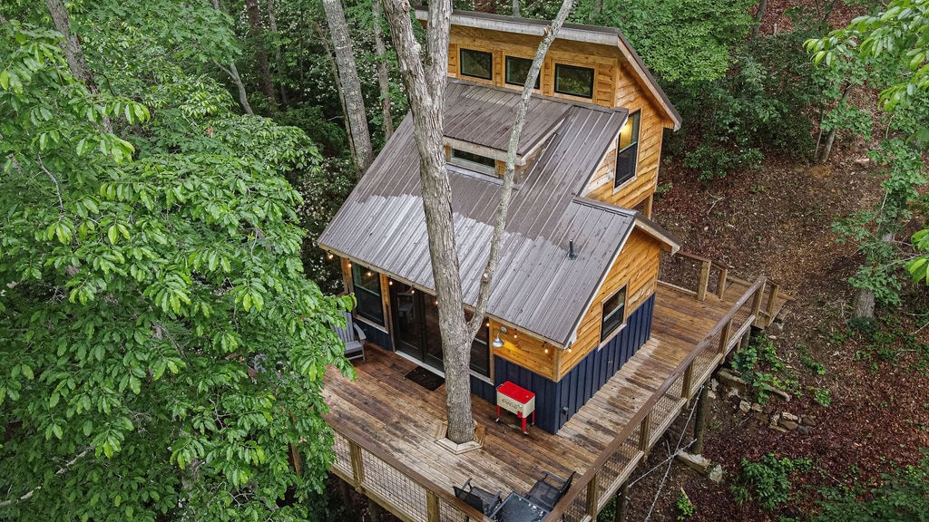 Secret Stash: Secluded Treehouse Overlooking Creek
