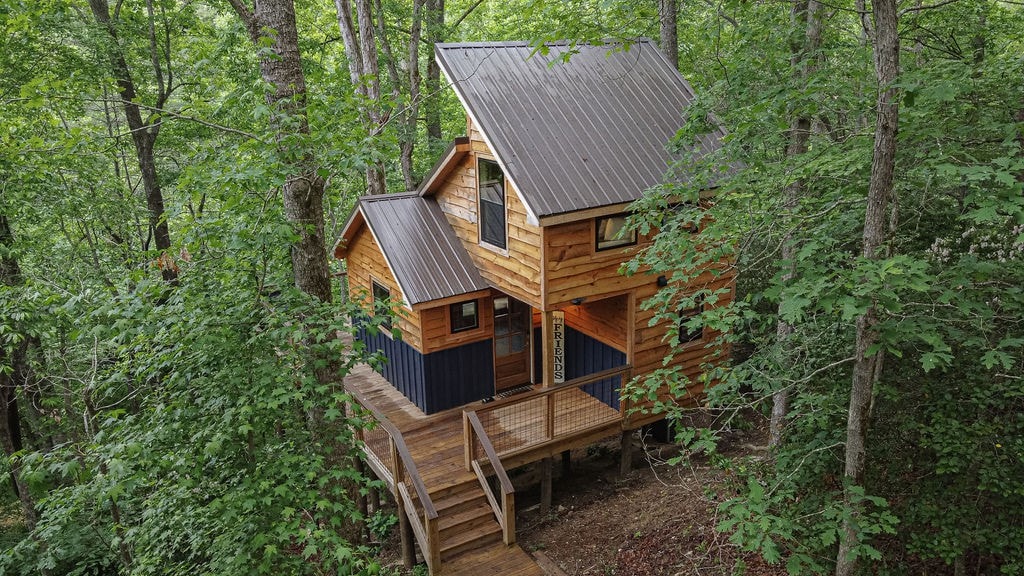 Secret Stash: Secluded Treehouse Overlooking Creek