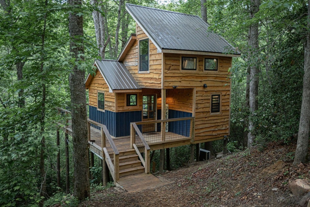 Secret Stash: Secluded Treehouse Overlooking Creek