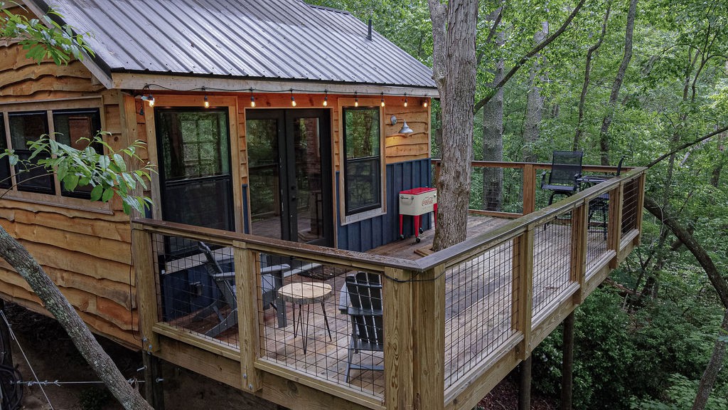 Secret Stash: Secluded Treehouse Overlooking Creek