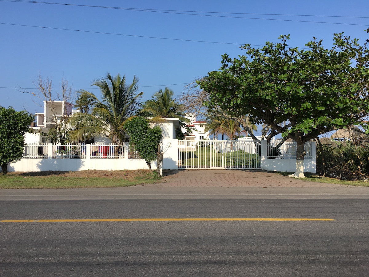 Casa de playa con alberca "Los Almendros"